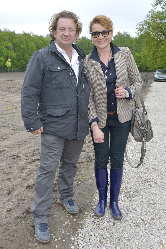 Rafał Królikowski i Małgorzata Ostrowska-Królikowska sadzą drzewo w ramach akcji Las Kultury