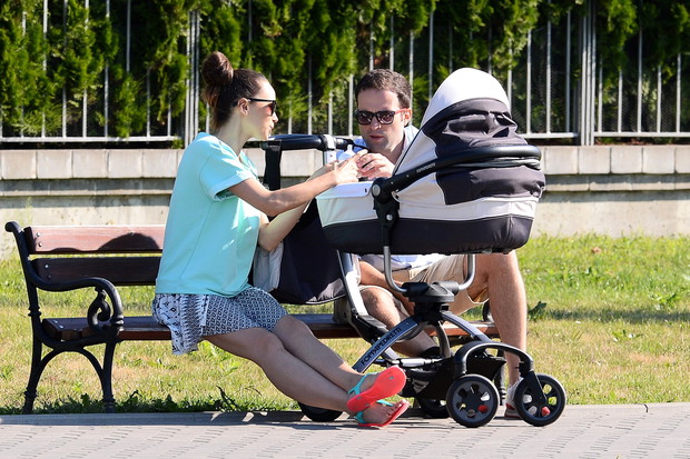 Dorota Czaja z partnerem w czasie spaceru z dzieckiem