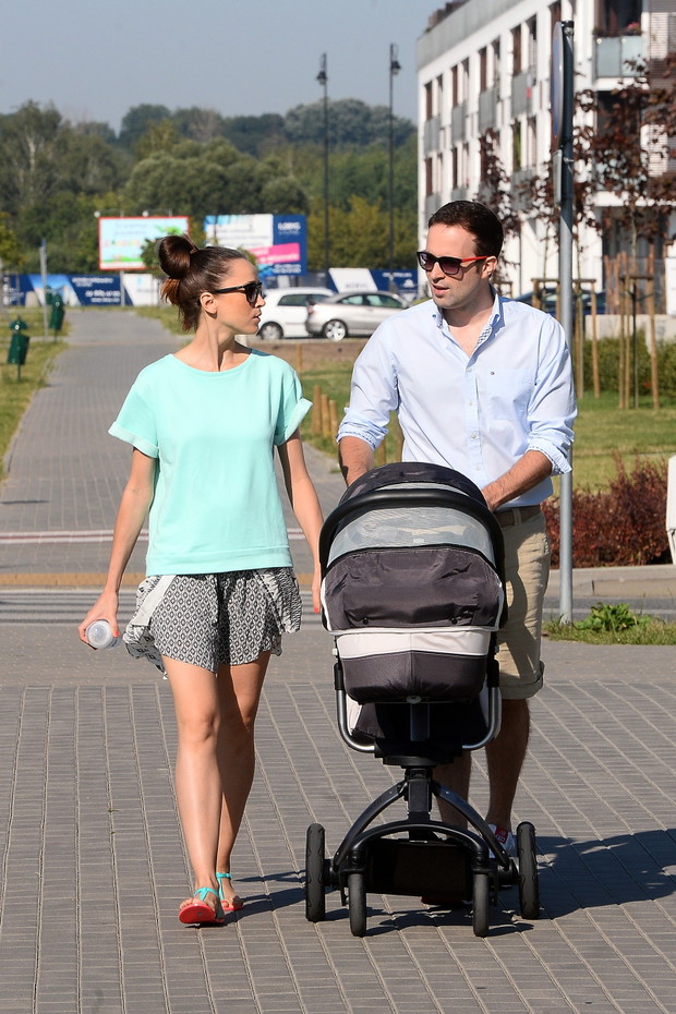 Dorota Czaja z partnerem w czasie spaceru z dzieckiem