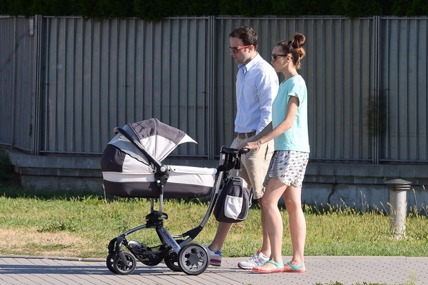 Dorota Czaja z partnerem w czasie spaceru z dzieckiem