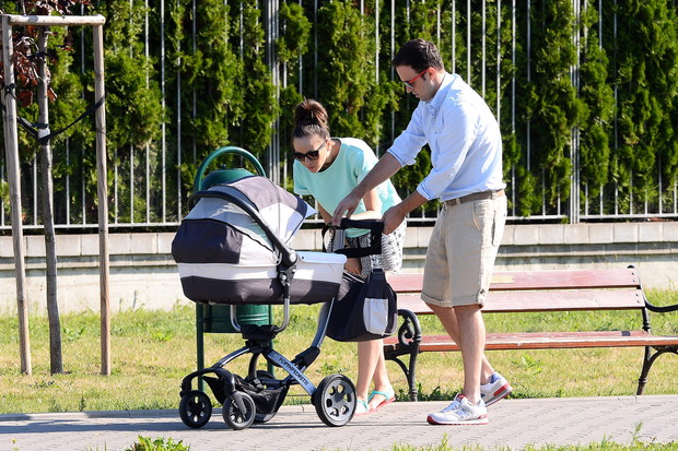 Dorota Czaja z partnerem w czasie spaceru z dzieckiem
