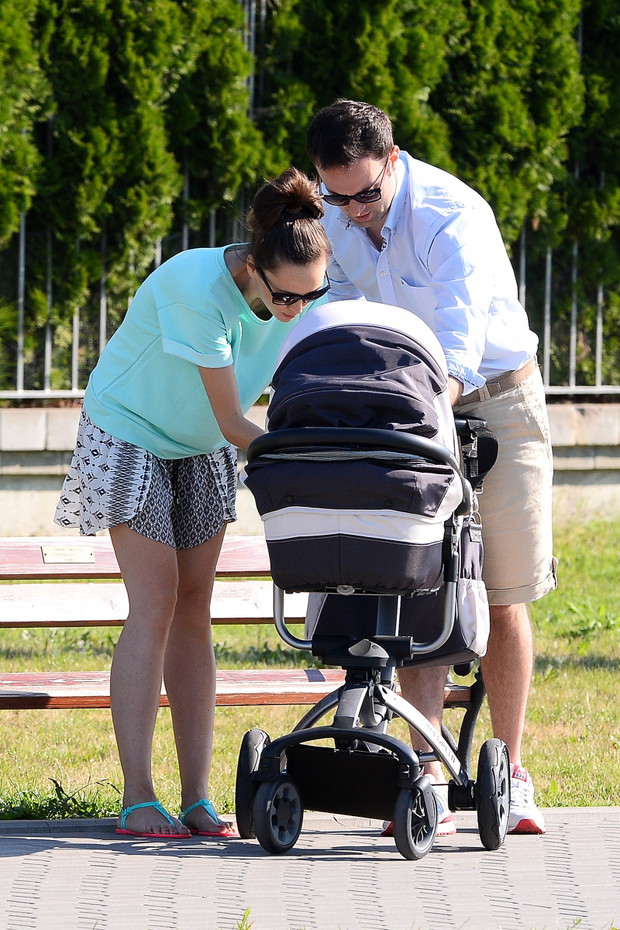 Dorota Czaja z partnerem w czasie spaceru z dzieckiem