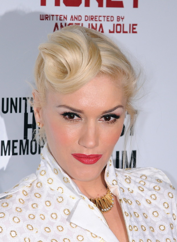 Gwen Stefani trochę na rockowo. Klasyczne upięcie wzbogaciła ślimaczkiem z boku głowy.