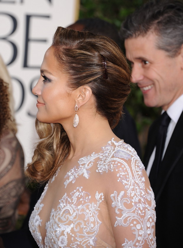 Jennifer Lopez z delikatnym warkoczykiem z boku i burzą loków