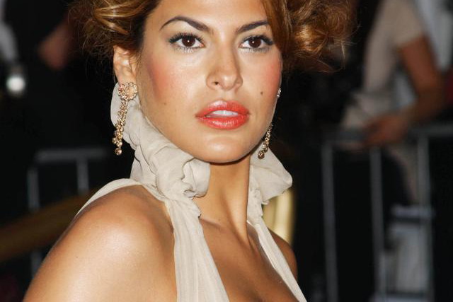Eva Mendes, makijaż, fryzury, kok
