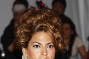 Eva Mendes, makijaż, fryzury, kok