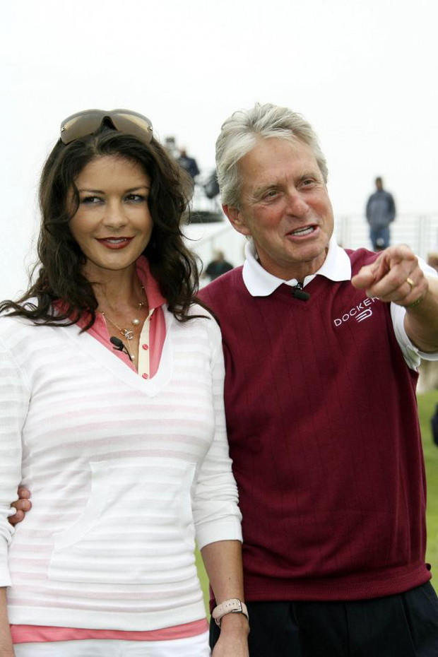 ALLONS296319Catherine-Zeta-Jones-Michael-Douglas-06-49bc668