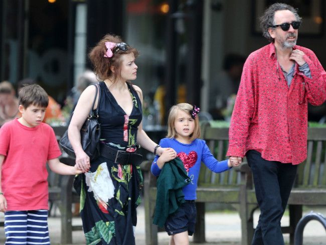 Helena Bonham Carter i Tim Burton na spacerze z dziećmi