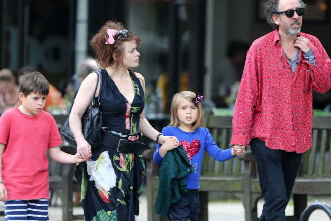 Helena Bonham Carter i Tim Burton na spacerze z dziećmi