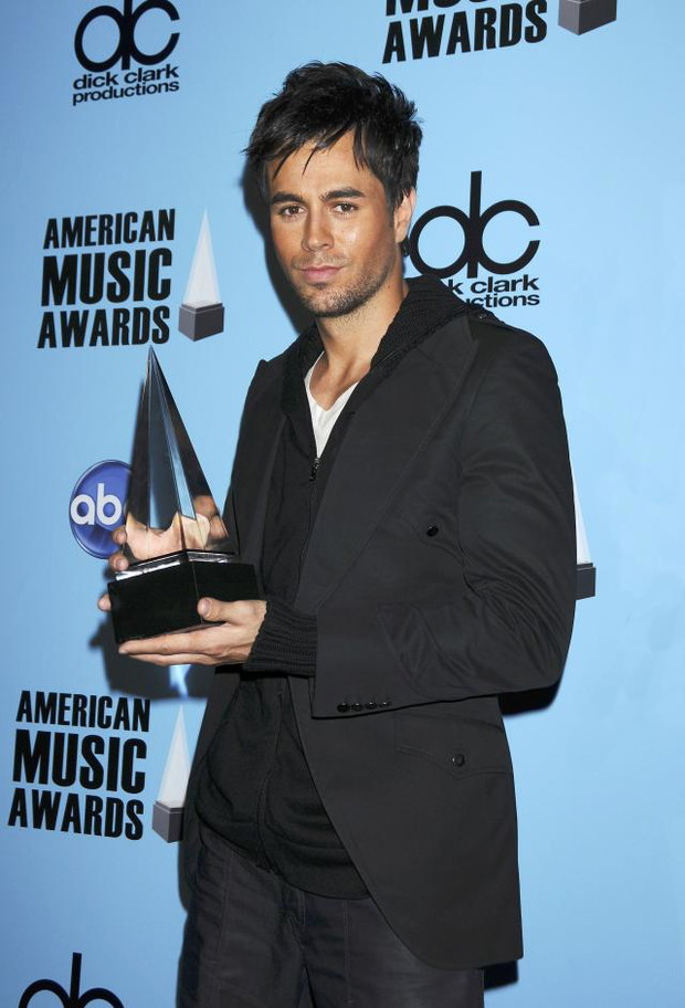 ALLONS552997Enrique-Iglesias-02-907b9dd