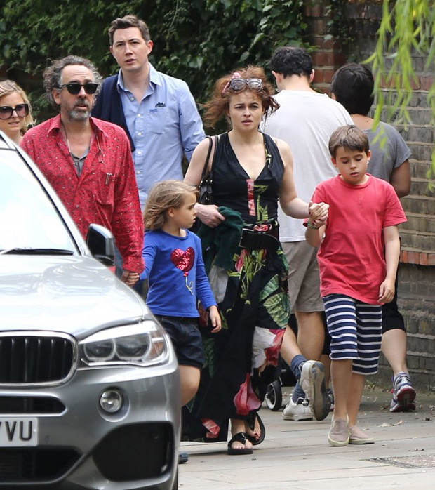 Helena Bonham Carter i Tim Burton na spacerze z dziećmi