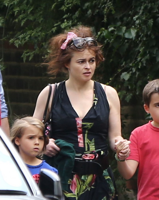 Helena Bonham Carter i Tim Burton na spacerze z dziećmi