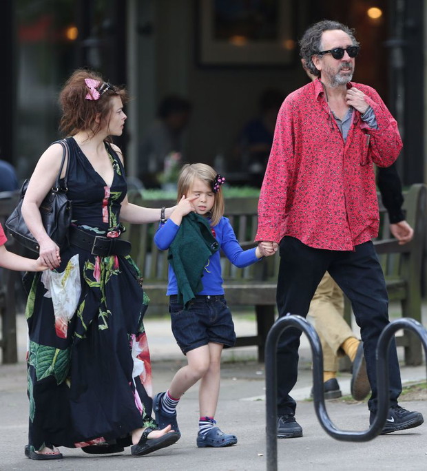 Helena Bonham Carter i Tim Burton na spacerze z dziećmi