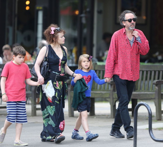 Helena Bonham Carter i Tim Burton na spacerze z dziećmi