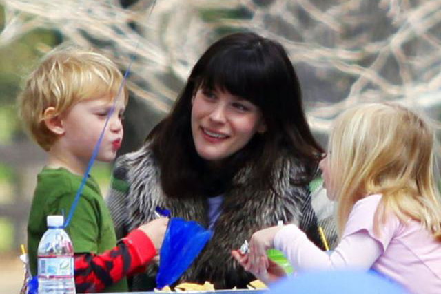 Liv Tyler bawi się z synem Milo
