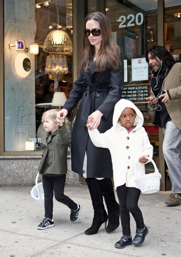 ALLONS582584Angelina-Jolie-z-corkami-a76058e