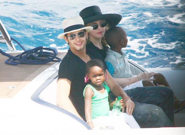 ALLONS688523Madonna-Jesus-Luz-David-Banda-Mercy-James-cc0f355