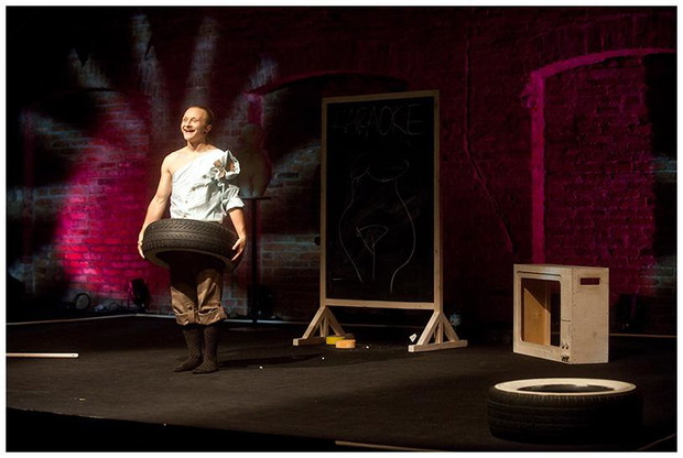 Jaskiniowiec-TEATR-2009-11-14-Teatr-Pragasm132-43b3598