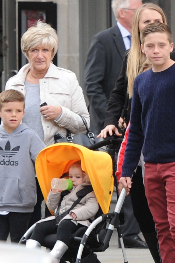 Babcia Sandra Beckham z wnukami