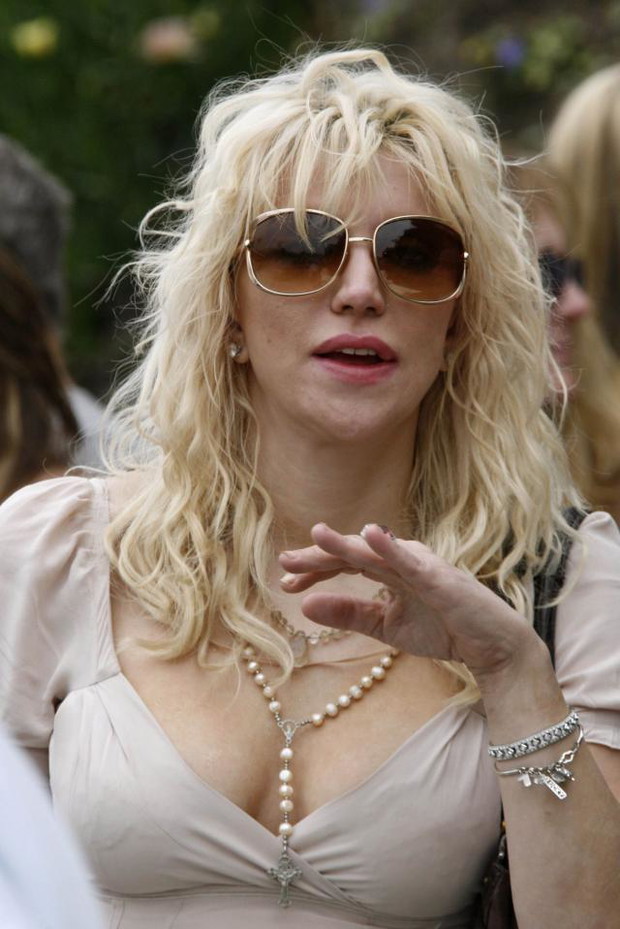 ALLONS266005Courtney-Love-f26d9b9