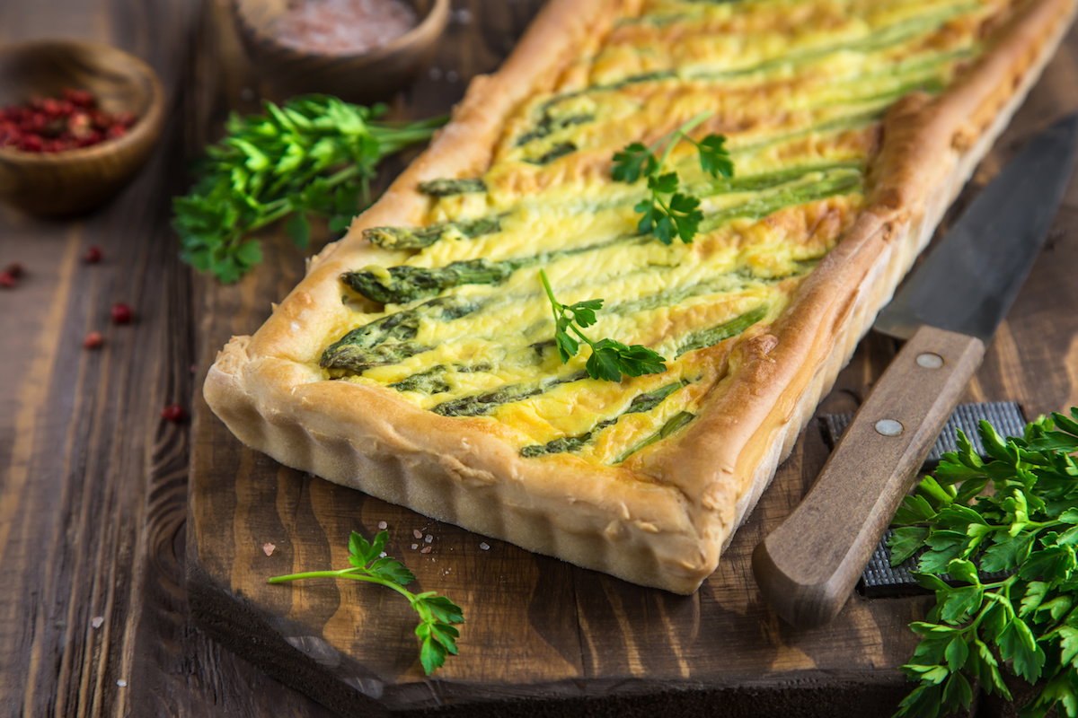Tarta z ricottą, oscypkiem i szparagami