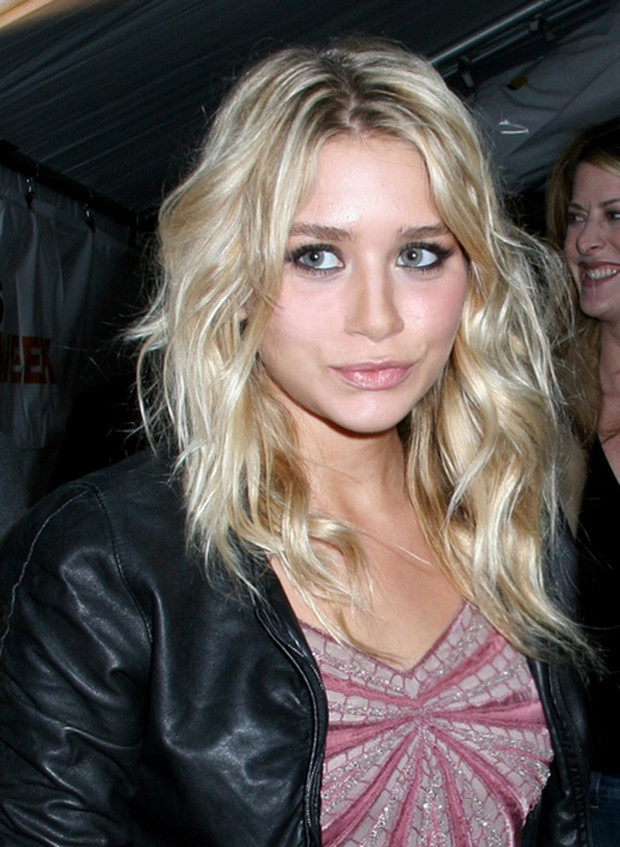 Fryzura blond fale z przedziałkiem, makijaż mocno podkreślone oczy - Ashley Olsen