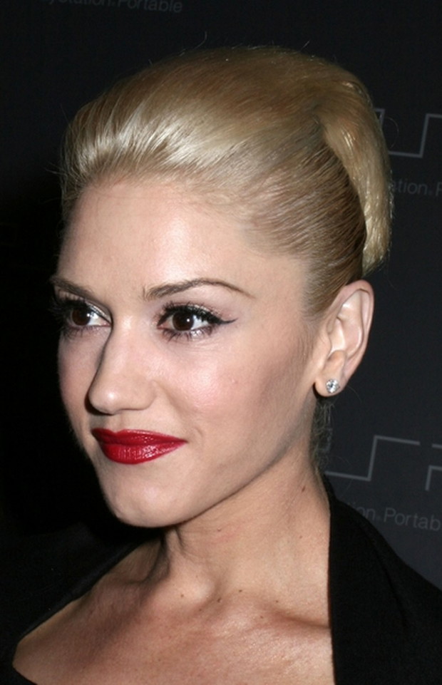 Fryzura kok gładko zaczesany - Gwen Stefani