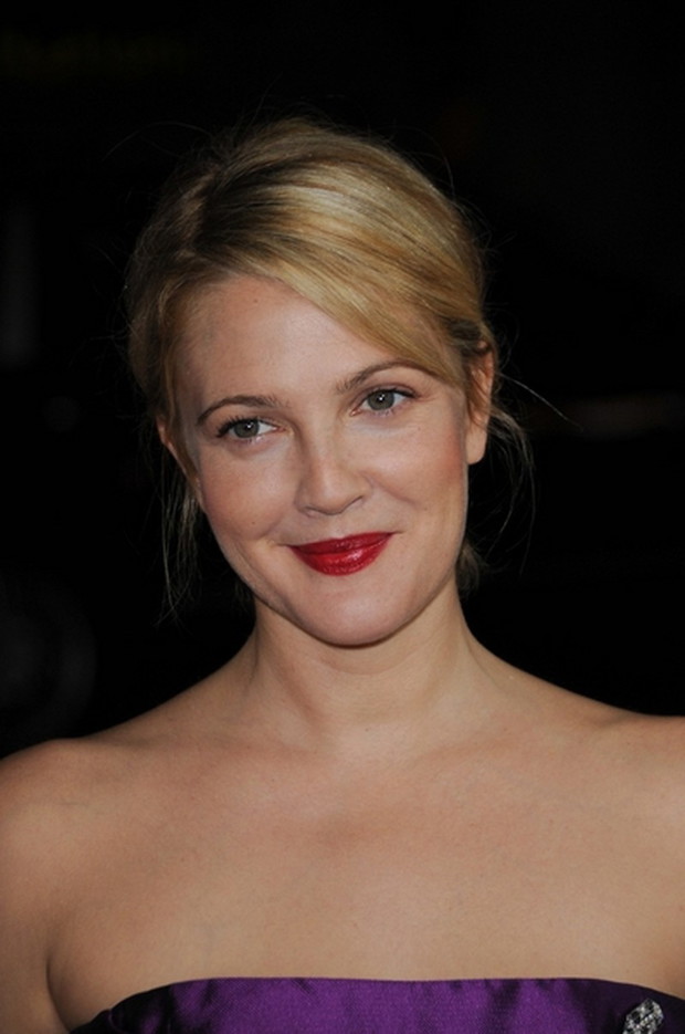 Fryzura upięcie z grzywką na bok - Drew Barrymore