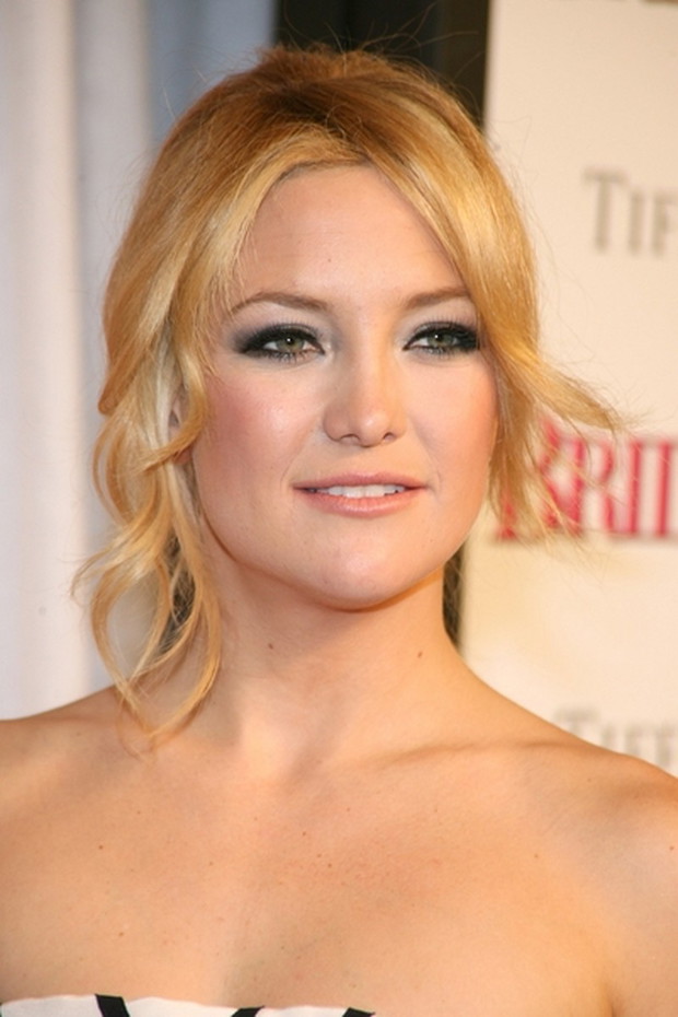 Upięcie z włosów średniej długości - Kate Hudson