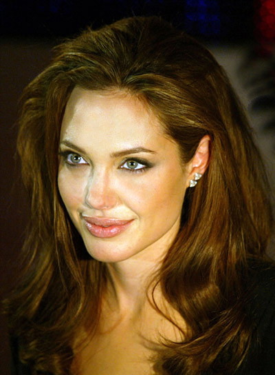 Angelina Jolie - fryzury i makijaż - zdjęcie