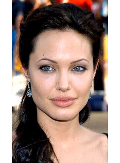 Angelina Jolie - fryzury i makijaż - zdjęcie