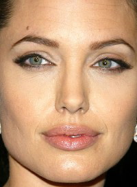 Angelina Jolie - fryzury i makijaż - zdjęcie