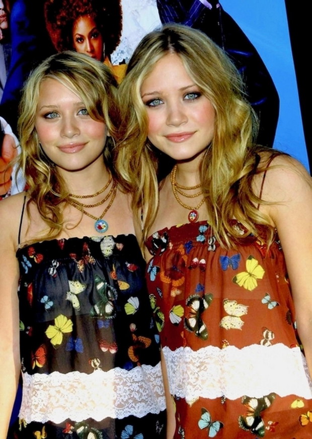 Fryzura blond fale, makijaż mocno podkreślone oczy - Ashley i Mary Kate Olsen