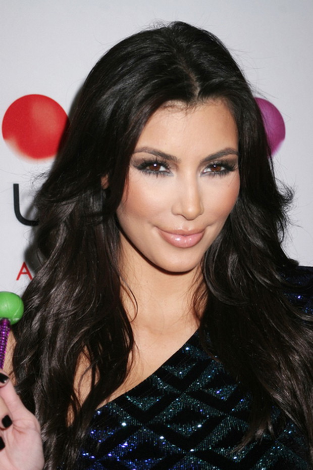 Fryzura ciemna długie fale - Kim Kardashian