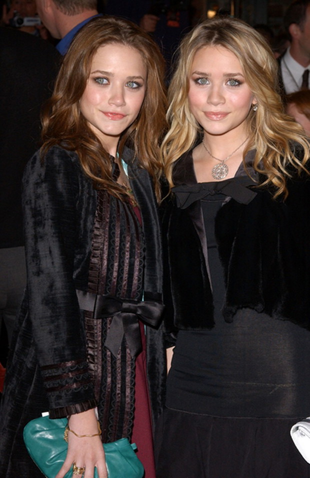 Fryzura długie falowane włosy, graficzny makijaż oczu - Mary Kate i Ashley Olsen