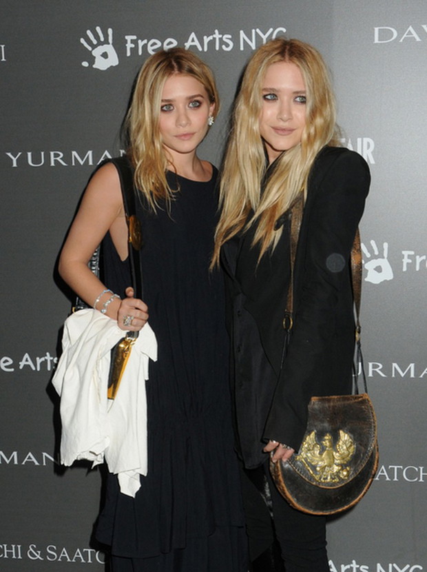 Fryzura długie włosy z przedziałkiem, graficzny makijaż - Ashley i Mary Kate Olsen