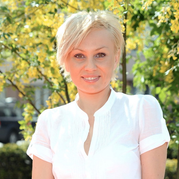 krótkie włosy - jasny blond