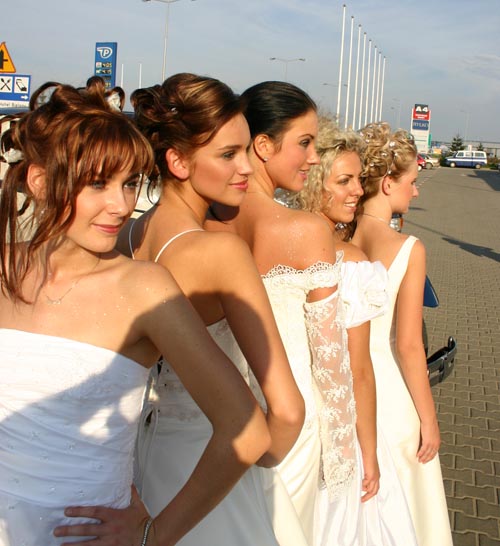 Najnowsze trendy w modzie ślubnej - zdjęcie