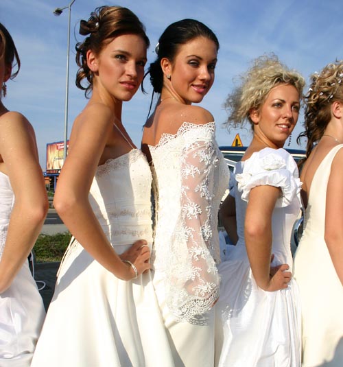 Najnowsze trendy w modzie ślubnej - zdjęcie
