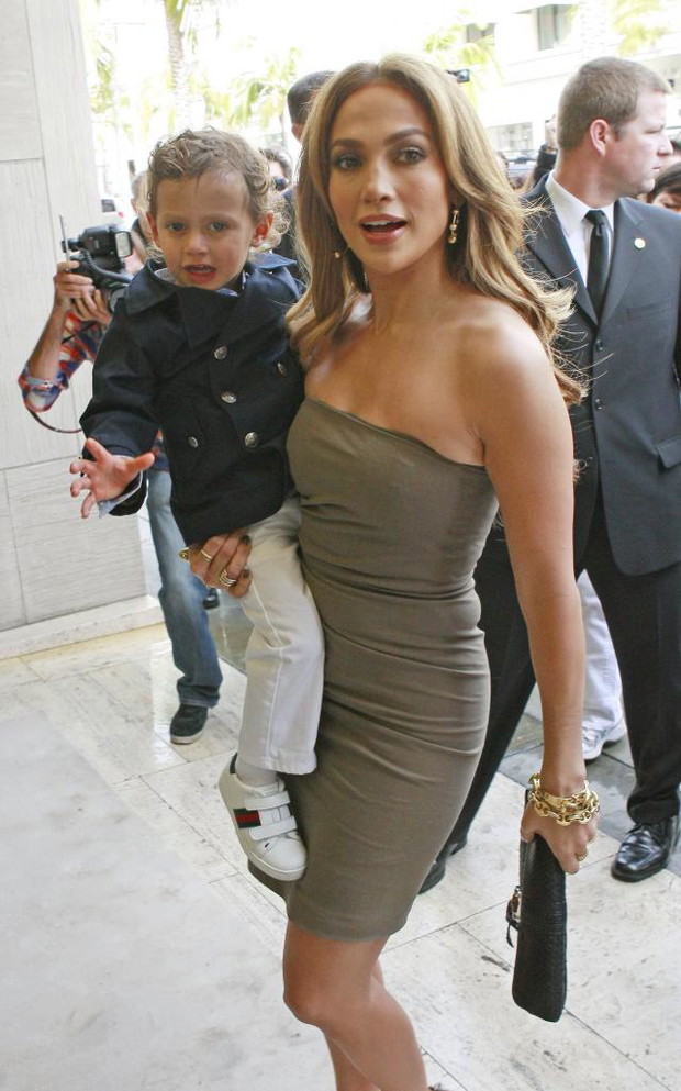 ALLONS1018209Jennifer-Lopez-i-syn-Max-1-8843a3c