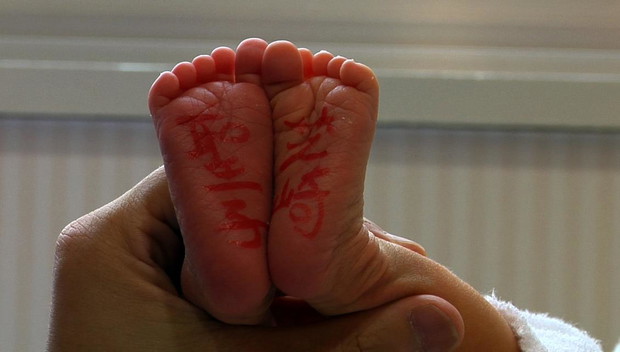 MARI-ecriture-de-son-nom-pieds-e8891c1