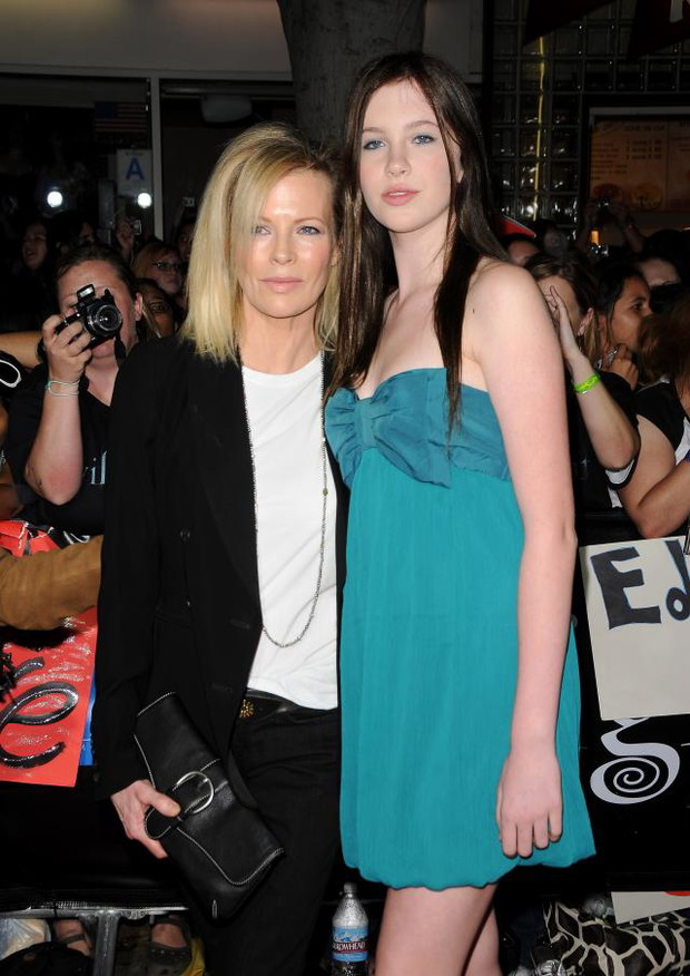ALLONS553780Kim-Basinger-and-Daughter-02-91a2ed7