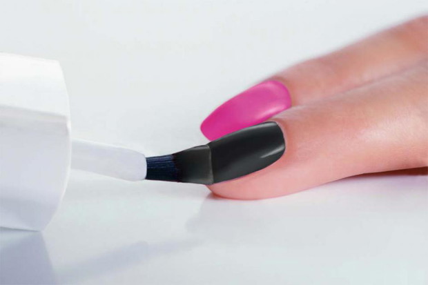 IsaDora-Graffiti-Nails-apply-2-8034636
