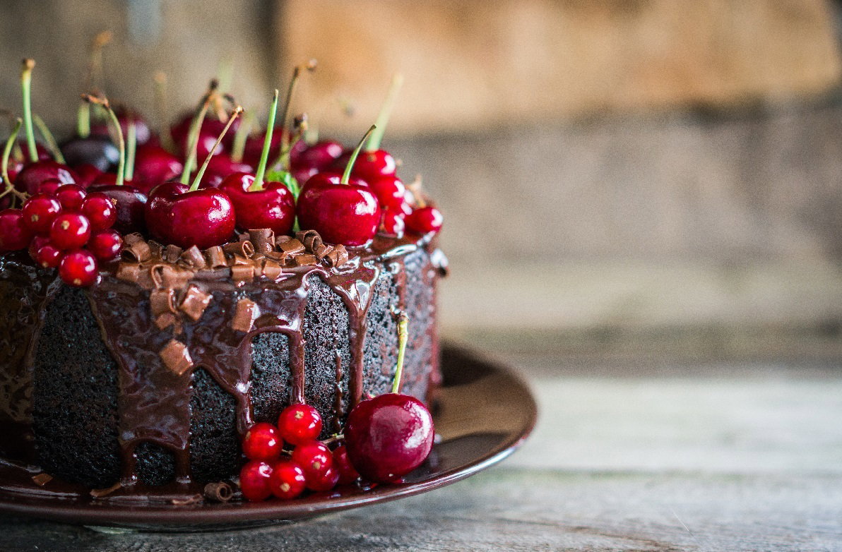 Czekoladowy tort z wiśniami