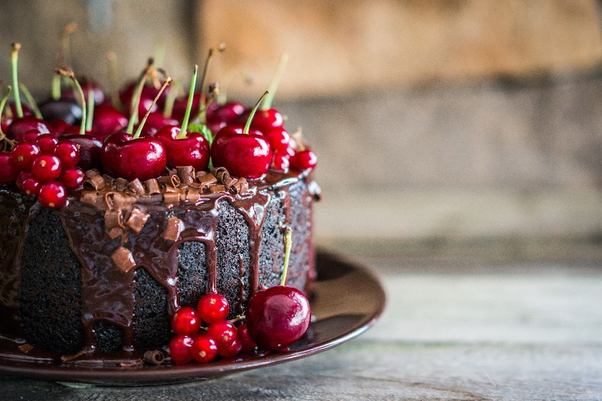 Czekoladowy tort z wiśniami