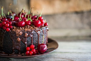 Czekoladowy tort z wiśniami
