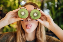 dlaczego kiwi szczypie w język