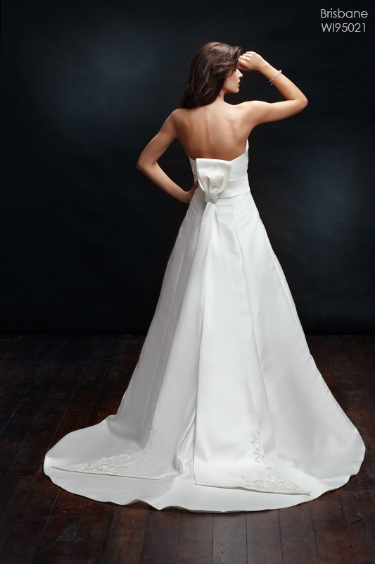 Suknie ślubne Wings Bridal wiosna/lato 2010 - zdjęcie