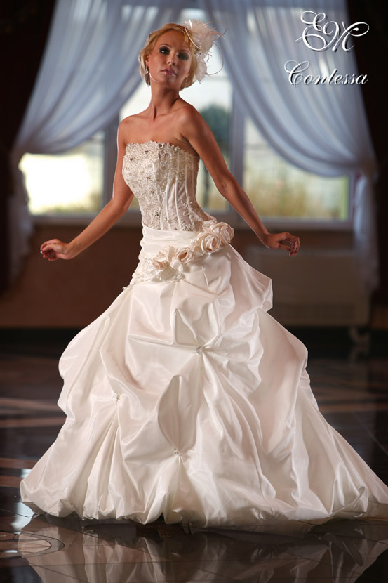 Kolekcja sukien ślubnych Emmi Mariage 2009 - zdjęcie