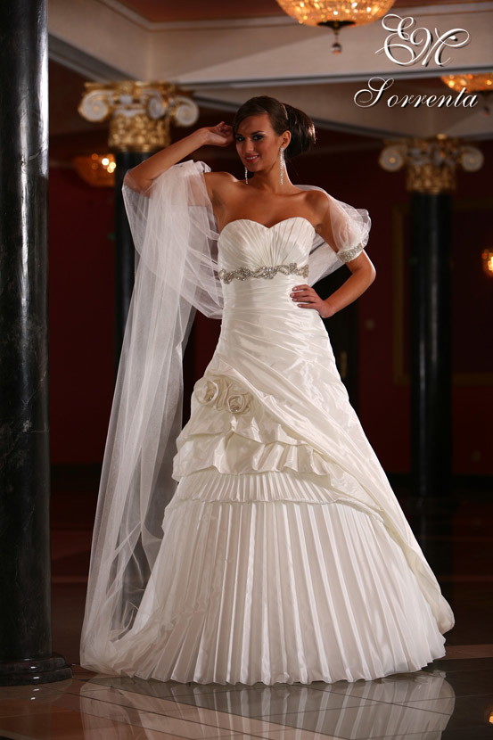 Kolekcja sukien ślubnych Emmi Mariage 2009 - zdjęcie